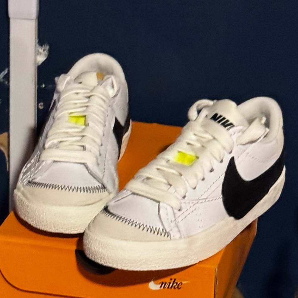 Nike White and Black Sneakers